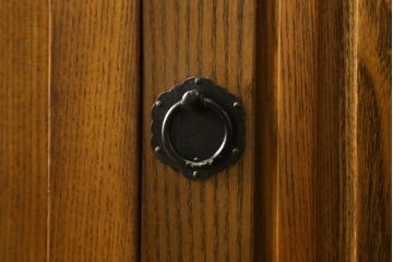 中古　ニレ材　和の趣あふれる佇まいが魅力的な水屋箪笥サイドボード(サイドキャビネット、収納棚、戸棚、食器棚、カップボード)(R-060903)