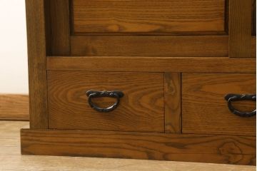 中古　ニレ材　和の趣あふれる佇まいが魅力的な水屋箪笥サイドボード(サイドキャビネット、収納棚、戸棚、食器棚、カップボード)(R-060903)