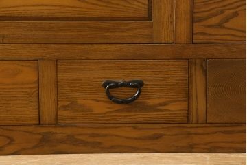 中古　ニレ材　和の趣あふれる佇まいが魅力的な水屋箪笥サイドボード(サイドキャビネット、収納棚、戸棚、食器棚、カップボード)(R-060903)