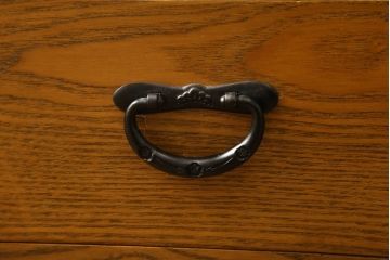 中古　ニレ材　和の趣あふれる佇まいが魅力的な水屋箪笥サイドボード(サイドキャビネット、収納棚、戸棚、食器棚、カップボード)(R-060903)