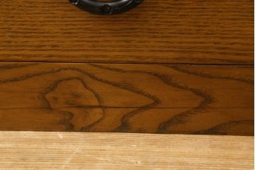中古　ニレ材　和の趣あふれる佇まいが魅力的な水屋箪笥サイドボード(サイドキャビネット、収納棚、戸棚、食器棚、カップボード)(R-060903)