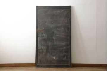 アンティーク建具　経年を感じる金具の風合いが味わい深い蔵戸1枚(引き戸、玄関戸、板戸)(R-060923)