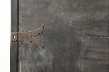 アンティーク建具　経年を感じる金具の風合いが味わい深い蔵戸1枚(引き戸、玄関戸、板戸)(R-060923)