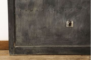 アンティーク建具　経年を感じる金具の風合いが味わい深い蔵戸1枚(引き戸、玄関戸、板戸)(R-060923)