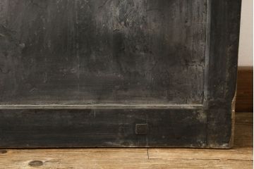 アンティーク建具　経年を感じる金具の風合いが味わい深い蔵戸1枚(引き戸、玄関戸、板戸)(R-060923)