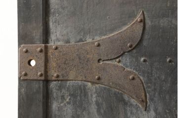 アンティーク建具　経年を感じる金具の風合いが味わい深い蔵戸1枚(引き戸、玄関戸、板戸)(R-060923)
