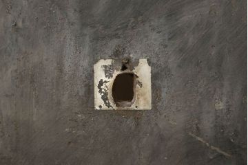 アンティーク建具　経年を感じる金具の風合いが味わい深い蔵戸1枚(引き戸、玄関戸、板戸)(R-060923)