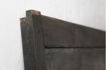 アンティーク建具　経年を感じる金具の風合いが味わい深い蔵戸1枚(引き戸、玄関戸、板戸)(R-060923)