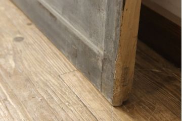 アンティーク建具　経年を感じる金具の風合いが味わい深い蔵戸1枚(引き戸、玄関戸、板戸)(R-060923)