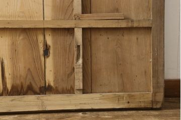アンティーク建具　経年を感じる金具の風合いが味わい深い蔵戸1枚(引き戸、玄関戸、板戸)(R-060923)