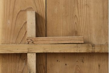 アンティーク建具　経年を感じる金具の風合いが味わい深い蔵戸1枚(引き戸、玄関戸、板戸)(R-060923)