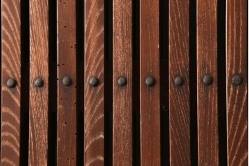アンティーク建具　総欅(ケヤキ)材　大振りの金具が目を惹く格子蔵戸1枚(玄関戸、引き戸)(R-060924)