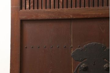 アンティーク建具　総欅(ケヤキ)材　大振りの金具が目を惹く格子蔵戸1枚(玄関戸、引き戸)(R-060924)