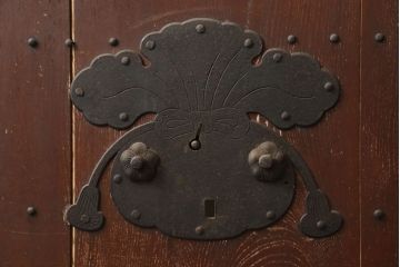 アンティーク建具　総欅(ケヤキ)材　大振りの金具が目を惹く格子蔵戸1枚(玄関戸、引き戸)(R-060924)