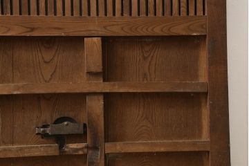 アンティーク建具　総欅(ケヤキ)材　大振りの金具が目を惹く格子蔵戸1枚(玄関戸、引き戸)(R-060924)
