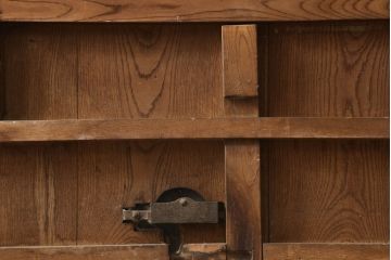 アンティーク建具　総欅(ケヤキ)材　大振りの金具が目を惹く格子蔵戸1枚(玄関戸、引き戸)(R-060924)