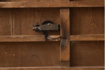 アンティーク建具　総欅(ケヤキ)材　大振りの金具が目を惹く格子蔵戸1枚(玄関戸、引き戸)(R-060924)