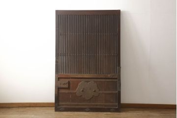 アンティーク建具　総欅(ケヤキ)材　大きな金具が存在感を放つ格子蔵戸1枚(玄関戸、引き戸)(R-060925)