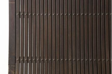 アンティーク建具　総欅(ケヤキ)材　大きな金具が存在感を放つ格子蔵戸1枚(玄関戸、引き戸)(R-060925)