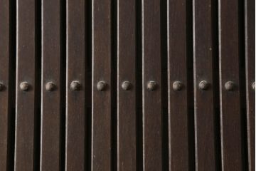 アンティーク建具　総欅(ケヤキ)材　大きな金具が存在感を放つ格子蔵戸1枚(玄関戸、引き戸)(R-060925)