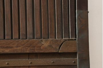 アンティーク建具　総欅(ケヤキ)材　大きな金具が存在感を放つ格子蔵戸1枚(玄関戸、引き戸)(R-060925)