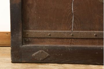 アンティーク建具　総欅(ケヤキ)材　大きな金具が存在感を放つ格子蔵戸1枚(玄関戸、引き戸)(R-060925)