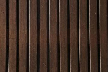 アンティーク建具　総欅(ケヤキ)材　大きな金具が存在感を放つ格子蔵戸1枚(玄関戸、引き戸)(R-060925)