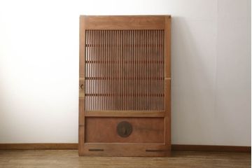 アンティーク建具　総欅(ケヤキ)材　シンプルなデザインの金具が上品な和の雰囲気を高める格子蔵戸1枚(玄関戸、引き戸)(R-060926)
