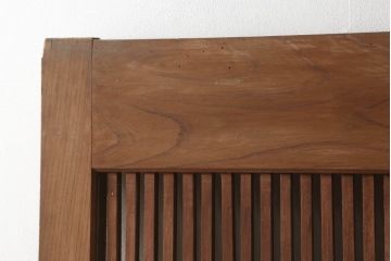 アンティーク建具　総欅(ケヤキ)材　シンプルなデザインの金具が上品な和の雰囲気を高める格子蔵戸1枚(玄関戸、引き戸)(R-060926)