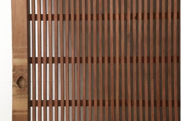アンティーク建具　総欅(ケヤキ)材　シンプルなデザインの金具が上品な和の雰囲気を高める格子蔵戸1枚(玄関戸、引き戸)(R-060926)