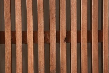 アンティーク建具　総欅(ケヤキ)材　シンプルなデザインの金具が上品な和の雰囲気を高める格子蔵戸1枚(玄関戸、引き戸)(R-060926)