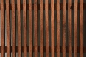 アンティーク建具　総欅(ケヤキ)材　シンプルなデザインの金具が上品な和の雰囲気を高める格子蔵戸1枚(玄関戸、引き戸)(R-060926)