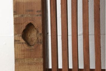 アンティーク建具　総欅(ケヤキ)材　シンプルなデザインの金具が上品な和の雰囲気を高める格子蔵戸1枚(玄関戸、引き戸)(R-060926)