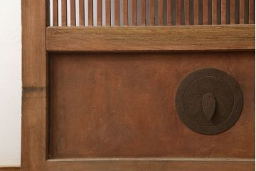 アンティーク建具　総欅(ケヤキ)材　シンプルなデザインの金具が上品な和の雰囲気を高める格子蔵戸1枚(玄関戸、引き戸)(R-060926)
