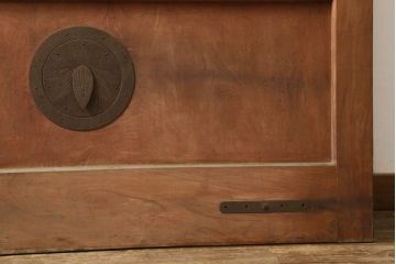 アンティーク建具　総欅(ケヤキ)材　シンプルなデザインの金具が上品な和の雰囲気を高める格子蔵戸1枚(玄関戸、引き戸)(R-060926)