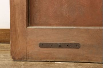 アンティーク建具　総欅(ケヤキ)材　シンプルなデザインの金具が上品な和の雰囲気を高める格子蔵戸1枚(玄関戸、引き戸)(R-060926)