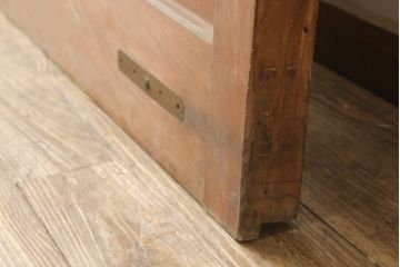 アンティーク建具　総欅(ケヤキ)材　シンプルなデザインの金具が上品な和の雰囲気を高める格子蔵戸1枚(玄関戸、引き戸)(R-060926)
