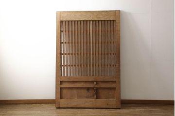アンティーク建具　総欅(ケヤキ)材　シンプルなデザインの金具が上品な和の雰囲気を高める格子蔵戸1枚(玄関戸、引き戸)(R-060926)