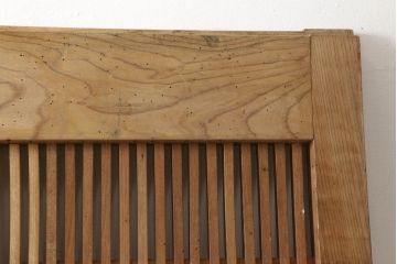 アンティーク建具　総欅(ケヤキ)材　シンプルなデザインの金具が上品な和の雰囲気を高める格子蔵戸1枚(玄関戸、引き戸)(R-060926)