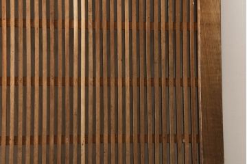 アンティーク建具　総欅(ケヤキ)材　シンプルなデザインの金具が上品な和の雰囲気を高める格子蔵戸1枚(玄関戸、引き戸)(R-060926)