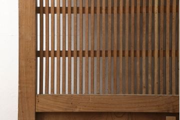 アンティーク建具　総欅(ケヤキ)材　シンプルなデザインの金具が上品な和の雰囲気を高める格子蔵戸1枚(玄関戸、引き戸)(R-060926)