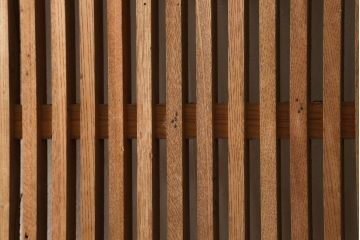 アンティーク建具　総欅(ケヤキ)材　シンプルなデザインの金具が上品な和の雰囲気を高める格子蔵戸1枚(玄関戸、引き戸)(R-060926)
