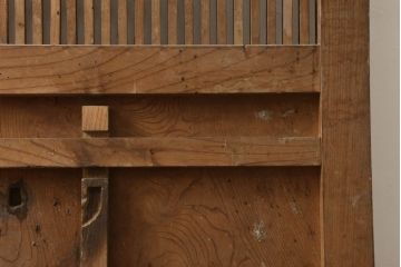 アンティーク建具　総欅(ケヤキ)材　シンプルなデザインの金具が上品な和の雰囲気を高める格子蔵戸1枚(玄関戸、引き戸)(R-060926)