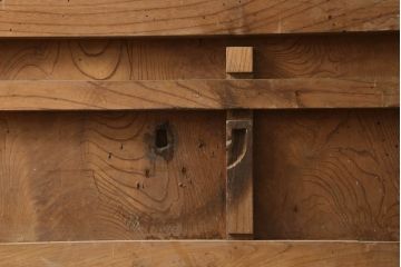 アンティーク建具　総欅(ケヤキ)材　シンプルなデザインの金具が上品な和の雰囲気を高める格子蔵戸1枚(玄関戸、引き戸)(R-060926)