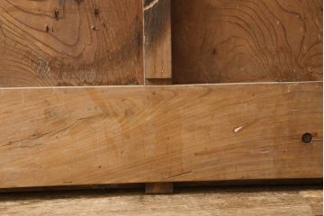 アンティーク建具　総欅(ケヤキ)材　シンプルなデザインの金具が上品な和の雰囲気を高める格子蔵戸1枚(玄関戸、引き戸)(R-060926)
