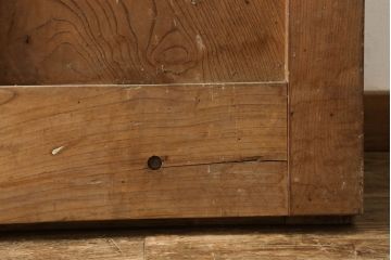 アンティーク建具　総欅(ケヤキ)材　シンプルなデザインの金具が上品な和の雰囲気を高める格子蔵戸1枚(玄関戸、引き戸)(R-060926)