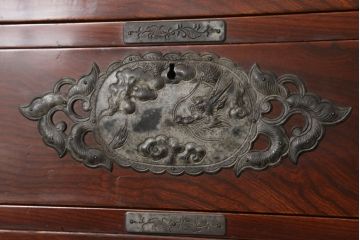 和製ビンテージ　前面欅(ケヤキ)材　総漆塗り　木地呂塗り　仙台箪笥　手打ちの龍(竜)金具が存在感を放つ重ね衣装箪笥(ヴィンテージ、収納箪笥、引き出し、和タンス)(R-060927)
