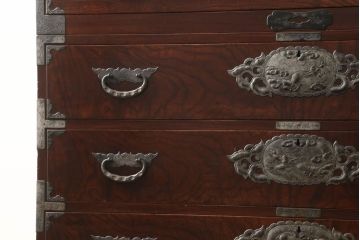 和製ビンテージ　前面欅(ケヤキ)材　総漆塗り　木地呂塗り　仙台箪笥　手打ちの龍(竜)金具が存在感を放つ重ね衣装箪笥(ヴィンテージ、収納箪笥、引き出し、和タンス)(R-060927)
