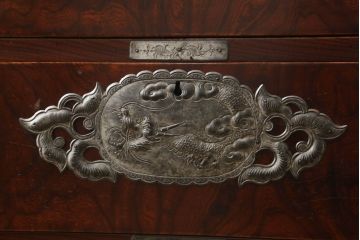 和製ビンテージ　前面欅(ケヤキ)材　総漆塗り　木地呂塗り　仙台箪笥　手打ちの龍(竜)金具が存在感を放つ重ね衣装箪笥(ヴィンテージ、収納箪笥、引き出し、和タンス)(R-060927)