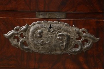 和製ビンテージ　前面欅(ケヤキ)材　総漆塗り　木地呂塗り　仙台箪笥　手打ちの龍(竜)金具が存在感を放つ重ね衣装箪笥(ヴィンテージ、収納箪笥、引き出し、和タンス)(R-060927)